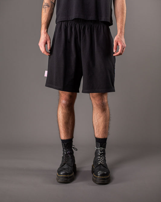 Vorderansicht der schwarzen Shorts aus Baumwolle mit lockerer Passform. Sichtbar sind elastischer Bund, seitliche Eingrifftaschen und das dezente LOKEY-Weblabel an der linken Seitennaht.